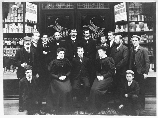 LDRPS: SZ715, 1900. By the time this photograph was taken, women could become full members of the Society, but chemists’ assistants could not, as the associate category had been discontinued